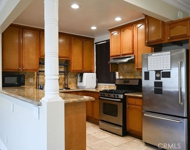 6437 Enfield Avenue - Photo Thumbnail 8