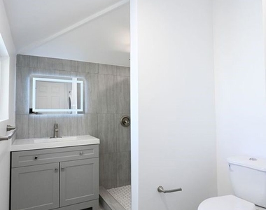 6437 Enfield Avenue - Photo Thumbnail 4