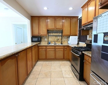 6437 Enfield Avenue - Photo Thumbnail 9