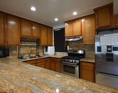 6437 Enfield Avenue - Photo Thumbnail 11