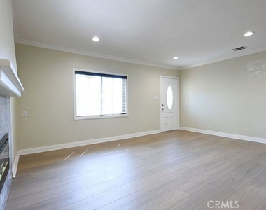 6437 Enfield Avenue - Photo Thumbnail 14