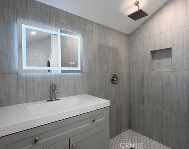 6437 Enfield Avenue - Photo Thumbnail 2
