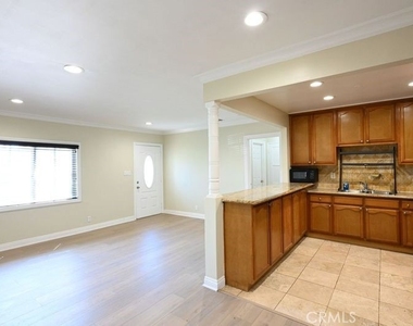 6437 Enfield Avenue - Photo Thumbnail 12