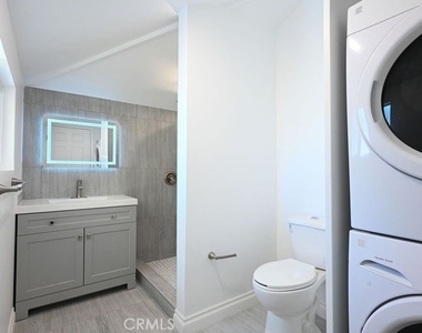 6437 Enfield Avenue - Photo Thumbnail 5