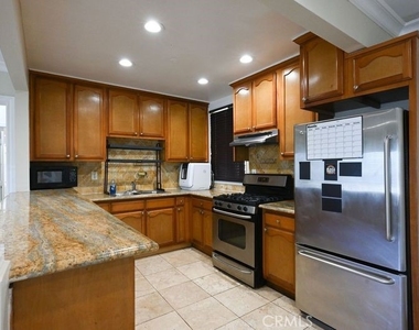 6437 Enfield Avenue - Photo Thumbnail 7