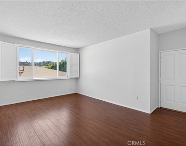 4441 Woodman Avenue - Photo Thumbnail 6