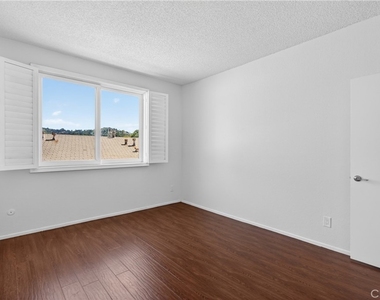 4441 Woodman Avenue - Photo Thumbnail 18