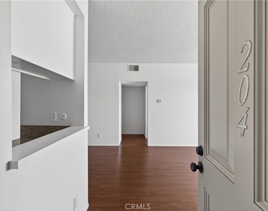 4441 Woodman Avenue - Photo Thumbnail 4