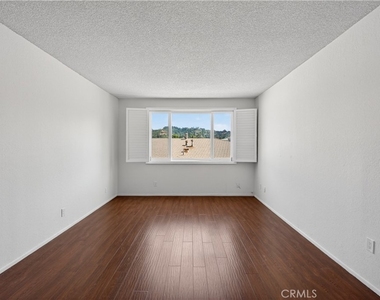 4441 Woodman Avenue - Photo Thumbnail 8