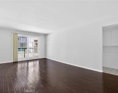 4441 Woodman Avenue - Photo Thumbnail 9