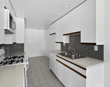 4441 Woodman Avenue - Photo Thumbnail 11
