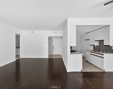 4441 Woodman Avenue - Photo Thumbnail 5