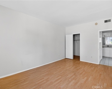 4441 Woodman Avenue - Photo Thumbnail 17