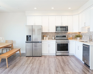 1101 S Harvard Boulevard - Photo Thumbnail 3