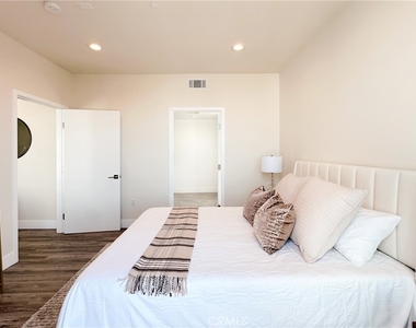 1101 S Harvard Boulevard - Photo Thumbnail 8