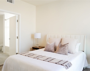 1101 S Harvard Boulevard - Photo Thumbnail 7