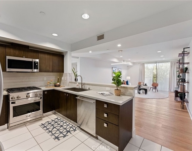 118 N Kings Rd - Photo Thumbnail 3