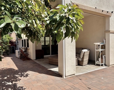 28 Seville - Photo Thumbnail 21