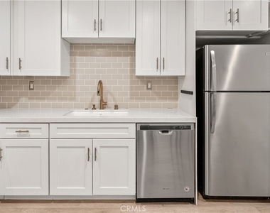 532 N Rossmore Avenue - Photo Thumbnail 2