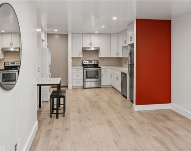 532 N Rossmore Avenue - Photo Thumbnail 5