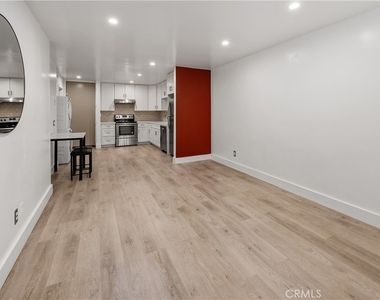 532 N Rossmore Avenue - Photo Thumbnail 4
