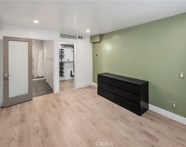 532 N Rossmore Avenue - Photo Thumbnail 6