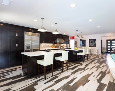 812 Crest Drive - Photo Thumbnail 14