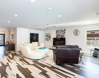 812 Crest Drive - Photo Thumbnail 15