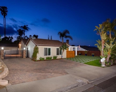 812 Crest Drive - Photo Thumbnail 3