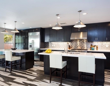 812 Crest Drive - Photo Thumbnail 11