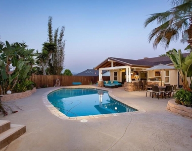 812 Crest Drive - Photo Thumbnail 23