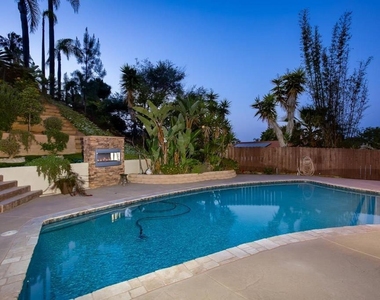 812 Crest Drive - Photo Thumbnail 31