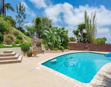 812 Crest Drive - Photo Thumbnail 26