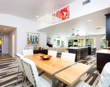 812 Crest Drive - Photo Thumbnail 5