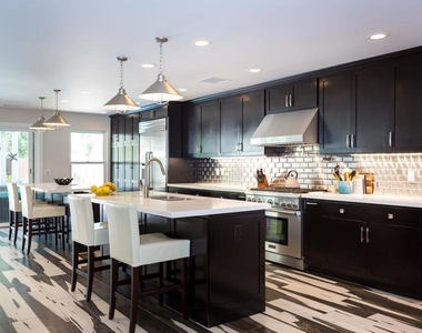 812 Crest Drive - Photo Thumbnail 10