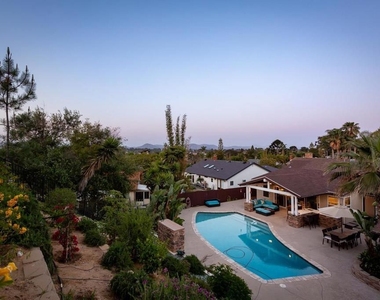 812 Crest Drive - Photo Thumbnail 42
