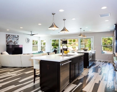 812 Crest Drive - Photo Thumbnail 12