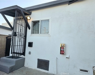 10920 1/2 S Inglewood Avenue - Photo Thumbnail 10