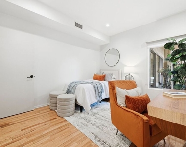 612 S Barrington Avenue - Photo Thumbnail 13