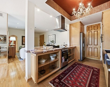 612 S Barrington Avenue - Photo Thumbnail 6