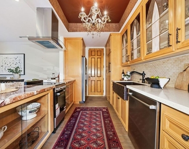612 S Barrington Avenue - Photo Thumbnail 8