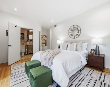 612 S Barrington Avenue - Photo Thumbnail 17