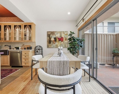 612 S Barrington Avenue - Photo Thumbnail 11