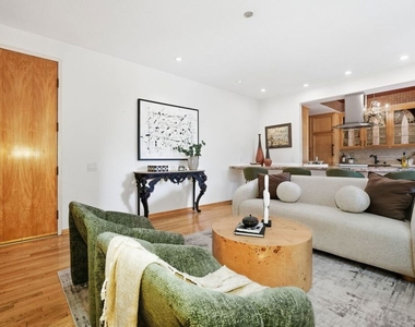 612 S Barrington Avenue - Photo Thumbnail 3