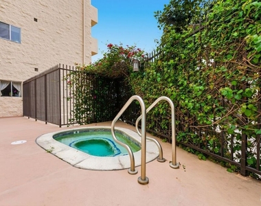 612 S Barrington Avenue - Photo Thumbnail 25