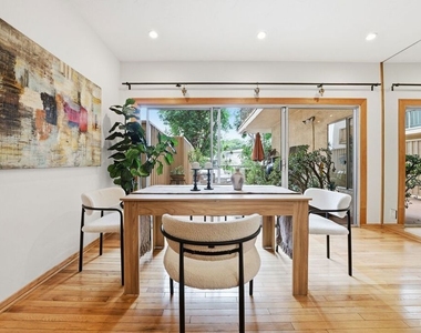 612 S Barrington Avenue - Photo Thumbnail 9