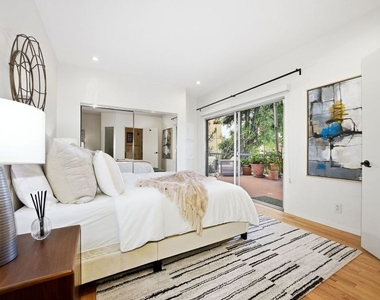 612 S Barrington Avenue - Photo Thumbnail 15