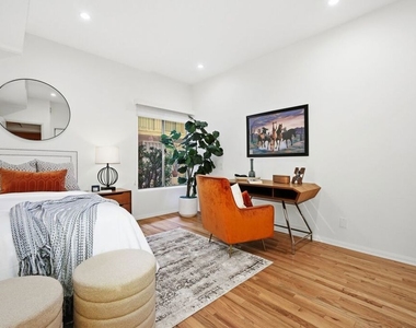 612 S Barrington Avenue - Photo Thumbnail 12