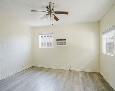 5630 1/2 Craner Avenue - Photo Thumbnail 23