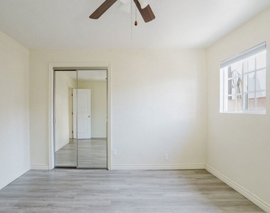 5630 1/2 Craner Avenue - Photo Thumbnail 24